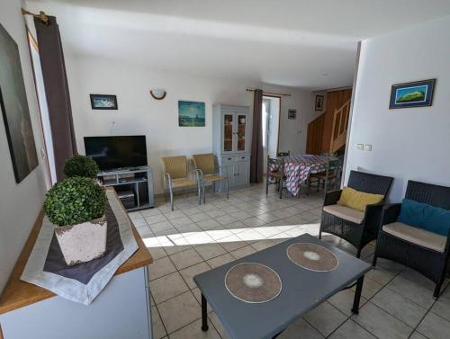 un salon avec un canapé et une table dans l'établissement Gîte Thomas, à Vals-les-Bains