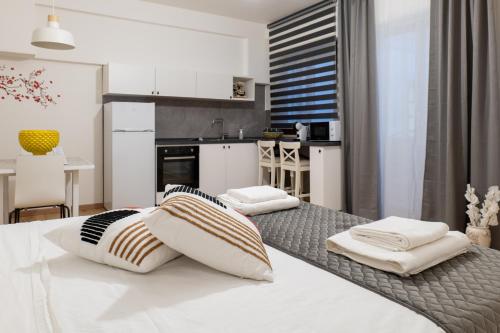 1 dormitorio con 1 cama con 2 almohadas en Sweet Home, en Palermo