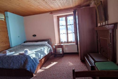 Letto o letti in una camera di COZY VILLAGE HOUSE ΑΓΙΟΣ ΛΑΥΡΕΝΤΙΟΣ ΠΗΛΙΟΥ