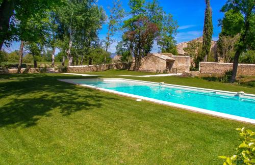 a swimming pool in the yard of a house at La Moutière in Colonzelle