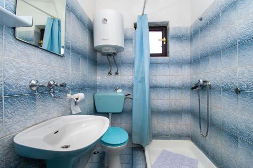 Et badeværelse på Apartments Crljenko