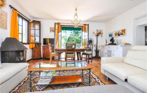 un salon avec un canapé et une table dans l'établissement 1 Bedroom Lovely Home In Menton, à Menton