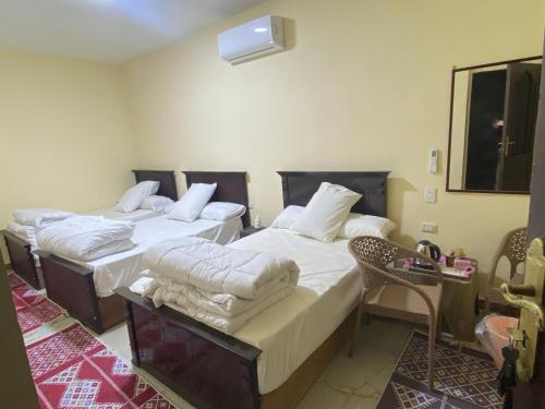 Postel nebo postele na pokoji v ubytování Pyramids Lounge Guest House