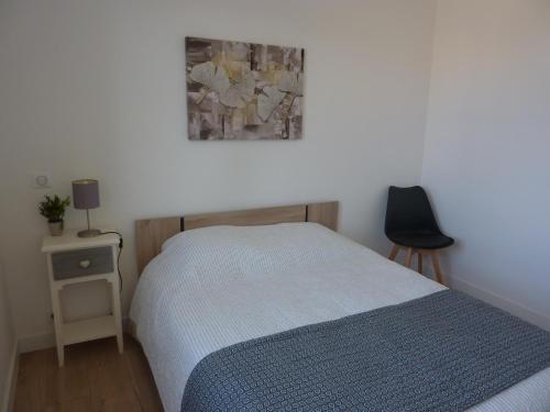 une chambre avec un lit et un tableau au mur dans l'établissement LE LAVARIN Balcon et Parking privé WIFI, à Avignon