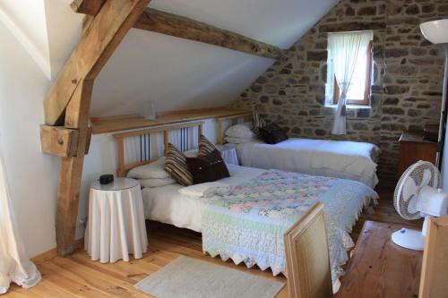 MortainにあるL'Aide Frechuのベッドルーム(ベッド2台付)が備わる屋根裏部屋です。