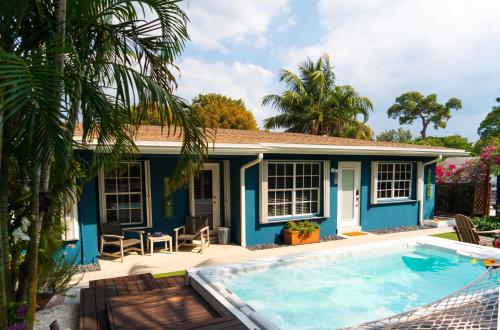 een blauw huis met een zwembad ervoor bij Modern Oasis in Fort Lauderdale