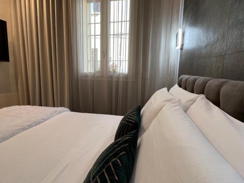 Ένα ή περισσότερα κρεβάτια σε δωμάτιο στο DR54 Apartments