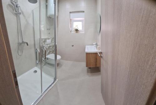 卡斯泰拉的住宿－Apartmani Ivana，带淋浴、卫生间和盥洗盆的浴室