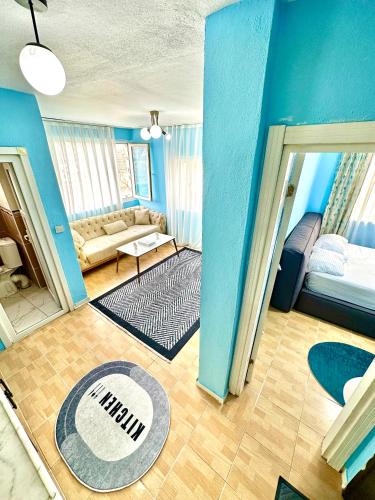 伊斯坦堡的住宿－3 katlı komple bina 10 kişilik，客厅拥有蓝色的墙壁和沙发