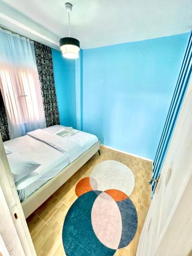 伊斯坦堡的住宿－3 katlı komple bina 10 kişilik，一间卧室设有一张床和蓝色的墙壁
