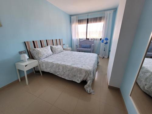 - une petite chambre avec un lit et une fenêtre dans l'établissement PLAYA SALINAS NUEVO CON PISCINA, à Roquetas de Mar