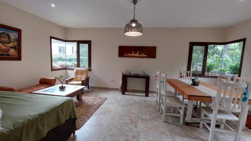 sala de estar con mesa y comedor en La casa de Yala en San Salvador de Jujuy