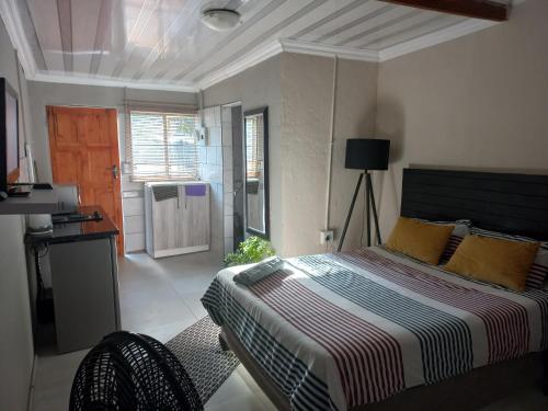 um quarto com uma cama e um quarto com um aquecedor em Comfort place 2 em Pretoria