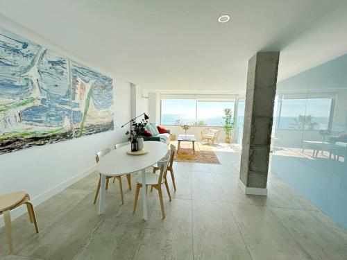 Moderno y completo apartamento frente al mar