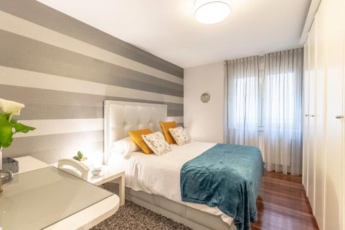 um quarto de hotel com uma cama e uma mesa em Casco Viejo junto a BilboRock em Bilbau