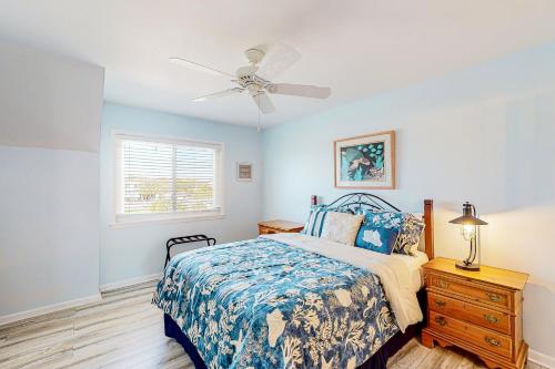 1 dormitorio con 1 cama y ventilador de techo en Tybee Stars, en Tybee Island