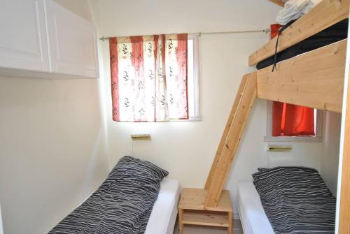Katil dua tingkat atau katil-katil dua tingkat dalam bilik di Remarkable 2-Bed Apartment in Steinsland