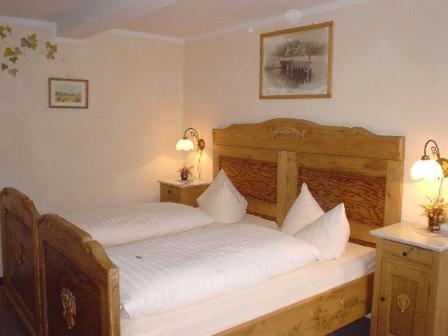 A bed or beds in a room at Hotel Zum Lamm