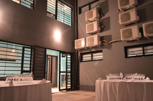 een kamer met twee tafels met witte tafelkleden bij Mercer Hostal in San Miguel de Tucumán