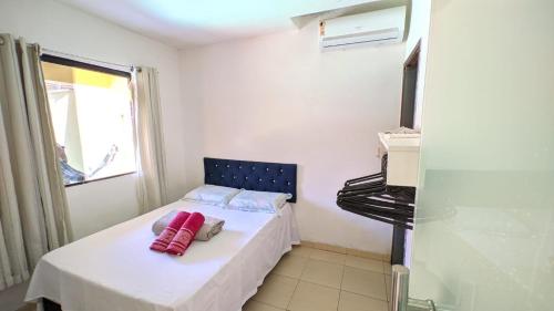 a small bedroom with a bed and a piano at Casa com piscina no centro de Maragogi pertinho da praia! in Maragogi