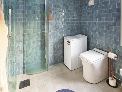 Furusund的住宿－Holiday home BLIDÖ VIII，一间带卫生间和淋浴的浴室