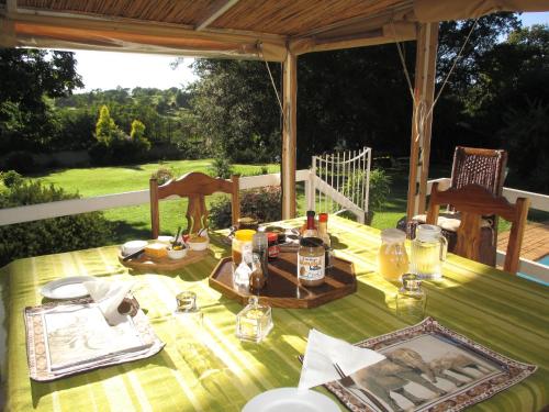 una mesa de picnic con un mantel en el porche en Meander In en Howick