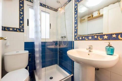 een badkamer met een toilet, een wastafel en een douche bij Luminoso Apartamento en Lavapiés-Tirso de Molina in Madrid