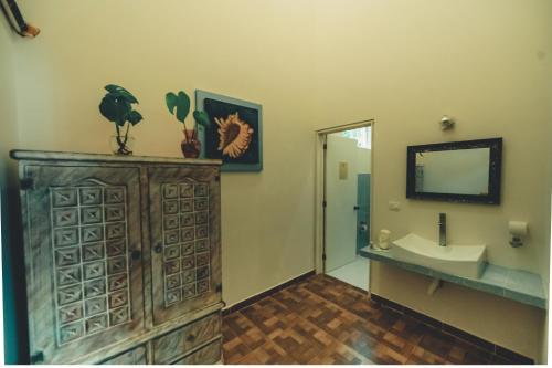 W łazience znajduje się umywalka i lustro. w obiekcie Koltincalli w mieście Xico