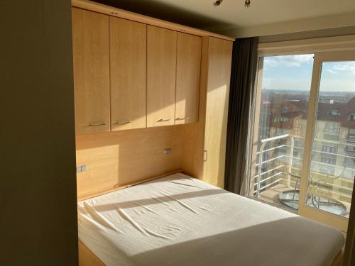 una camera con un letto e una grande finestra di Seasight View 1002 a Nieuwpoort