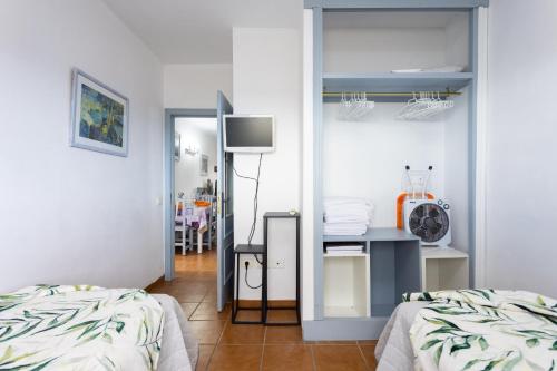 Un pat sau paturi într-o cameră la EDEN RENTALS Atogo Cozy Apartment