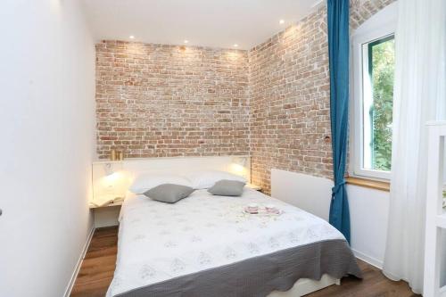Monfrina 1, luxury Old Town apartment near beach