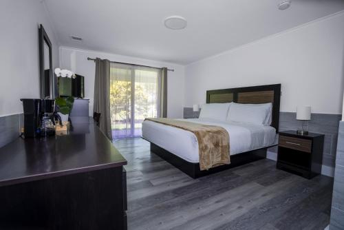 Ένα ή περισσότερα κρεβάτια σε δωμάτιο στο Hamptons Vacation Inn