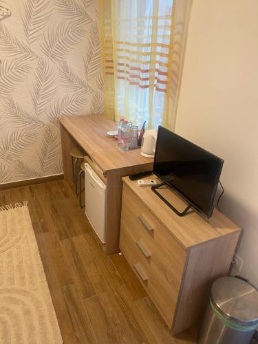a room with a desk with a television on it at Beugró Lak in Esztergom