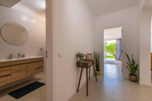 ein Bad mit einem Waschbecken und einem Spiegel in der Unterkunft Lemon House in Albufeira