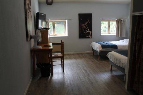 Logis Hôtel Le Saint Clémentにあるベッド