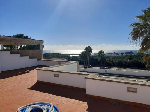 un balcone di una casa con vista sull'oceano di Messapia Hotel & Resort a Marina di Leuca