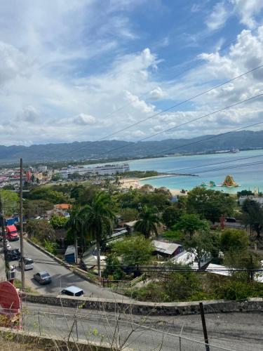 - une vue sur la ville et une étendue d'eau dans l'établissement K&S SEAVIEW luxury apartment, à Montego Bay
