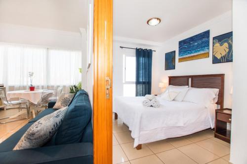 1 dormitorio con 1 cama y 1 sofá en House Canteras Castillo de la Luz, en Las Palmas de Gran Canaria