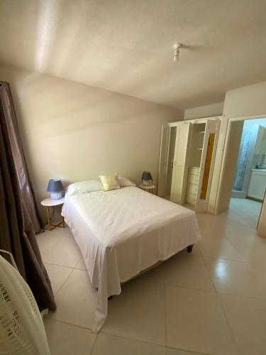 um quarto com uma cama branca e uma janela em Alleyne’s Retreat em Saint Peter