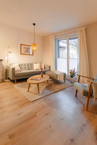 a living room with a couch and a table at Holt Stuuv in Ratzeburg