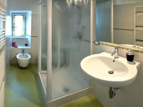 W łazience znajduje się umywalka i prysznic. w obiekcie RUBY HOME Città Alta w Bergamo