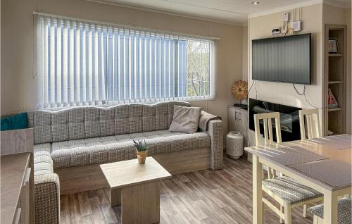 Μια τηλεόραση ή/και κέντρο ψυχαγωγίας στο 2 Bedroom Stunning Home In Scherpenisse