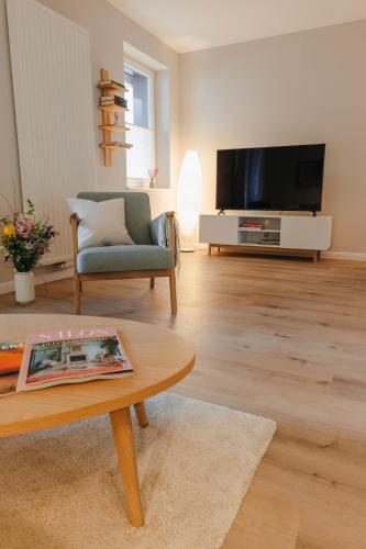 a living room with a television and a coffee table at Holt Stuuv in Ratzeburg