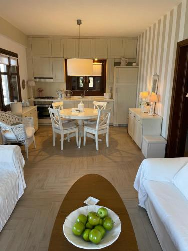 Habitación con cocina y mesa con una bandeja de fruta. en Siki House, en Sikí