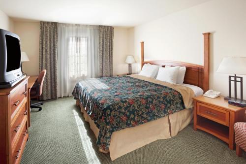 une chambre d'hôtel avec un lit et une télévision dans l'établissement Staybridge Suites - Brownsville, an IHG Hotel, à Brownsville