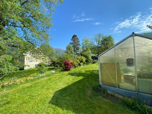 Afbeelding uit fotogalerij van Minihus med drømmeutsikt til Sunnmørsalpene in Aure