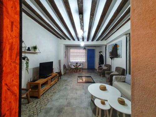 salon z kanapą i telewizorem w obiekcie Casa Albarrana w mieście Talavera de la Reina