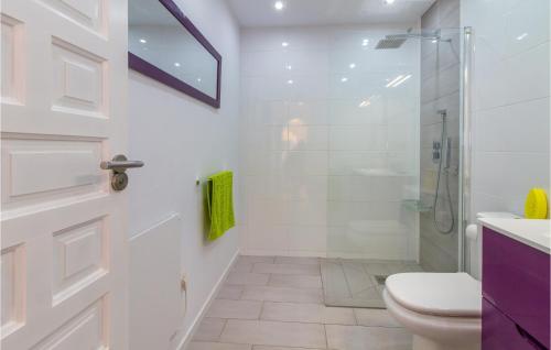 La salle de bains blanche est pourvue d'une douche et de toilettes. dans l'établissement Nice Apartment In El Poble Nou De Benita With Kitchen, à Cumbre del Sol
