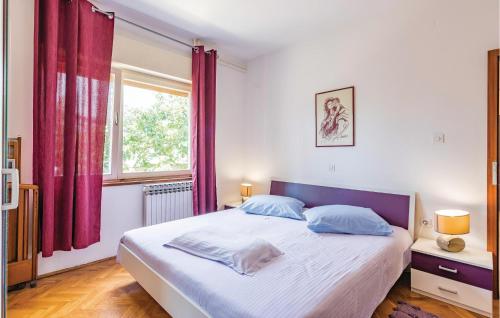 Un pat sau paturi într-o cameră la 2 Bedroom Stunning Apartment In Vodnjan