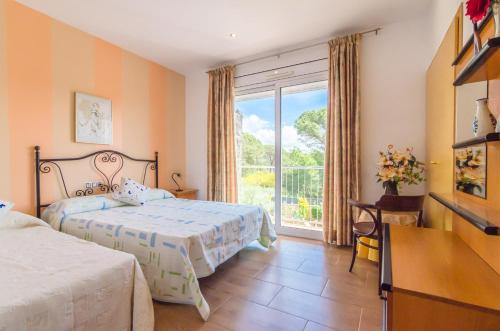 ein Hotelzimmer mit 2 Betten und einem Fenster in der Unterkunft Club Villamar - Leticia in Vidreres